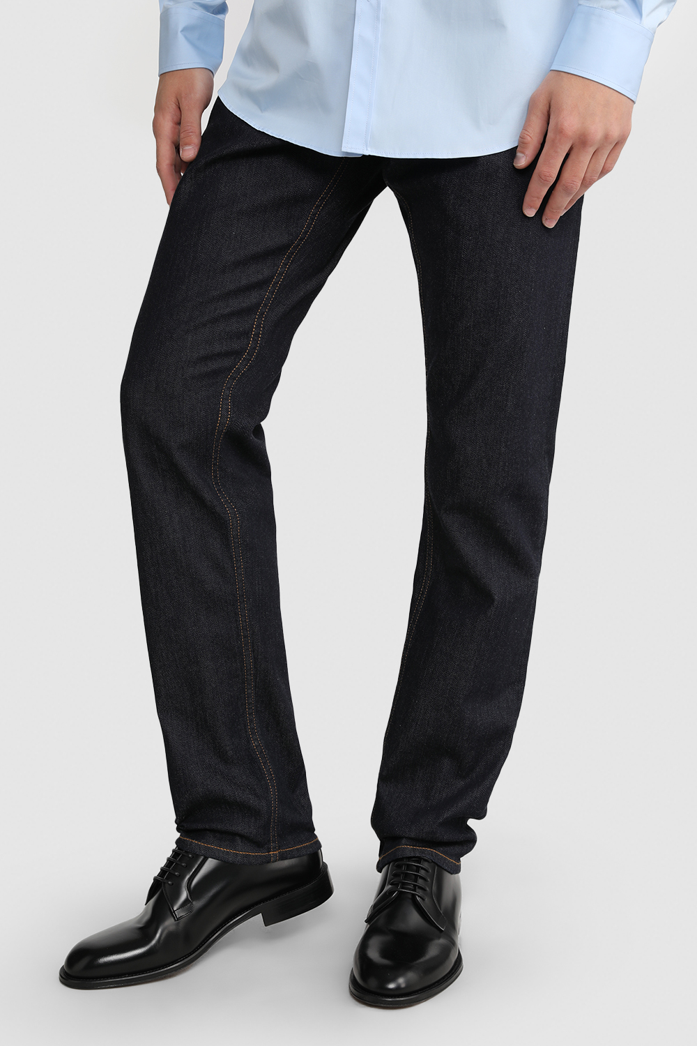 תמונת כל הלוק של נעלי דרב מעור